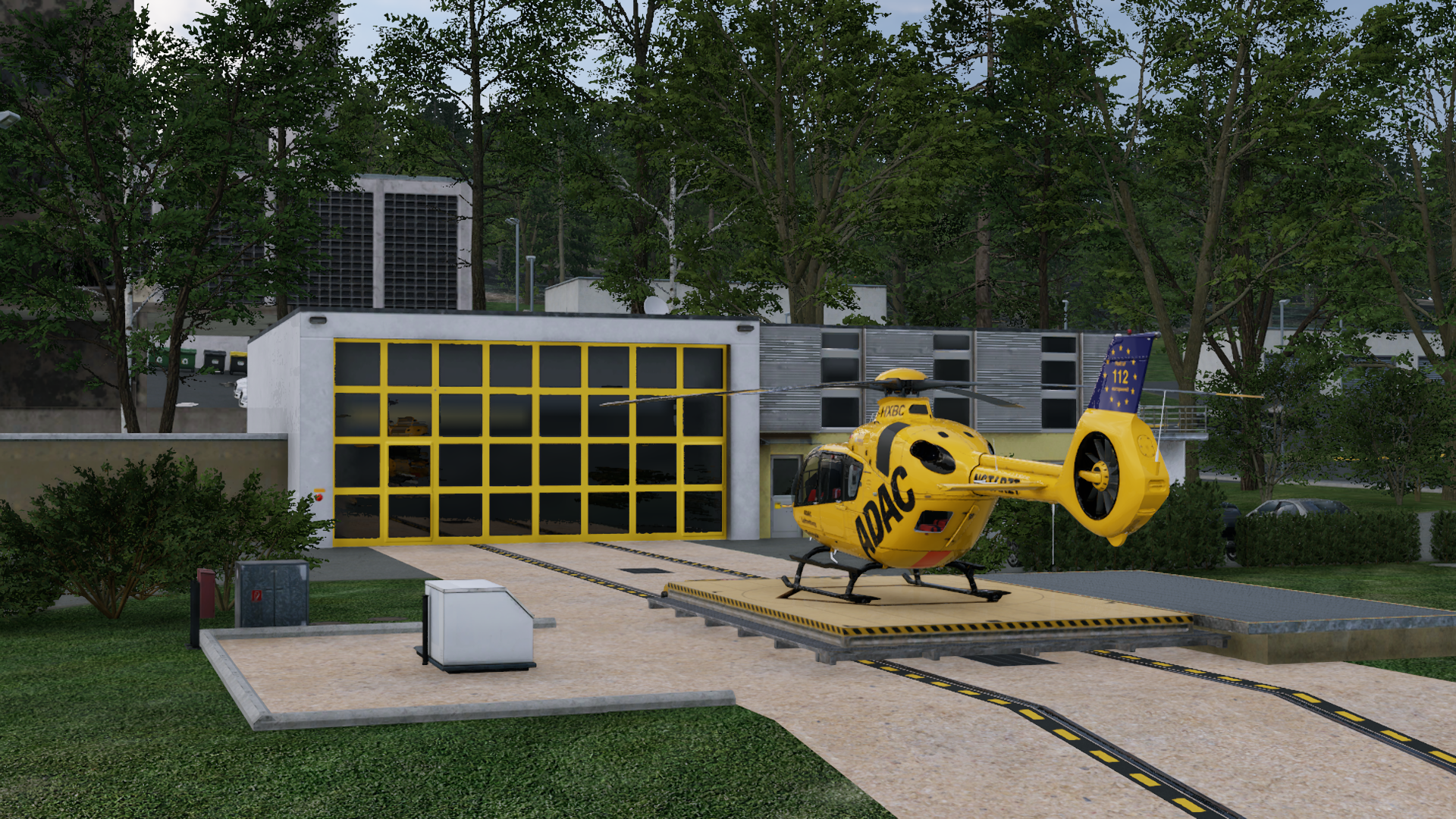 Der Screeshot zeigt den Rettungshubschrauber Christoph 10 auf der Plattform vor dem Hangar