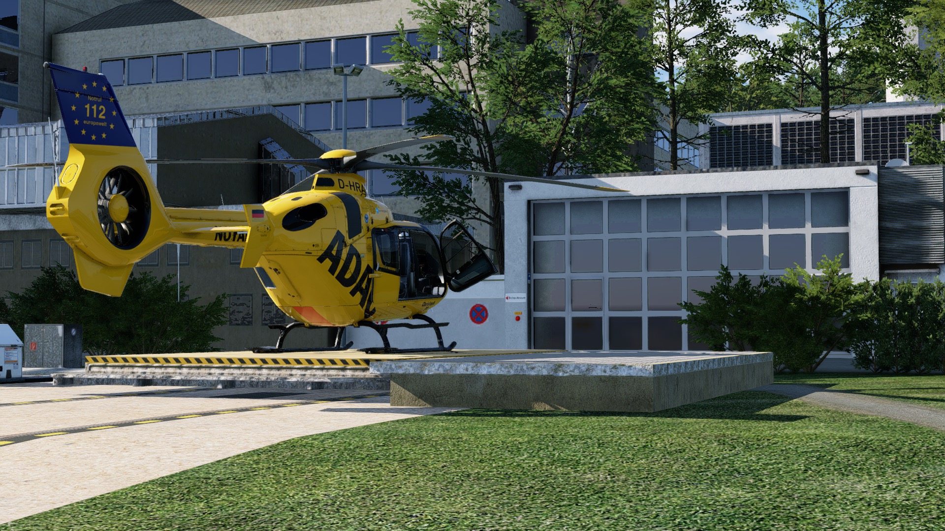 Der Hubschrauber steht startbereit von dem Hangar