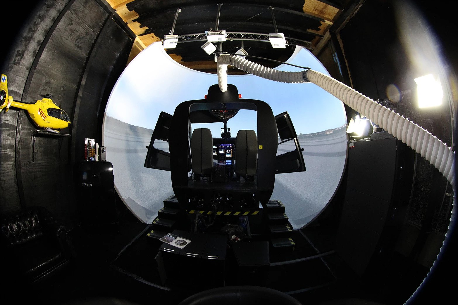 Blick in den Simulator auf einer Motion-Plattform von sim-aviation